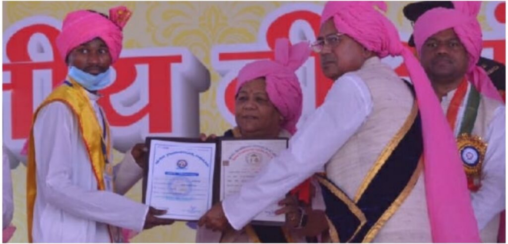 Success Story : छत्तीसगढ़ के आदिवासी छात्र का कमाल, किसान का बेटा बना गोल्ड मेडलिस्ट, प्रोफेसर भरती थीं फीस
