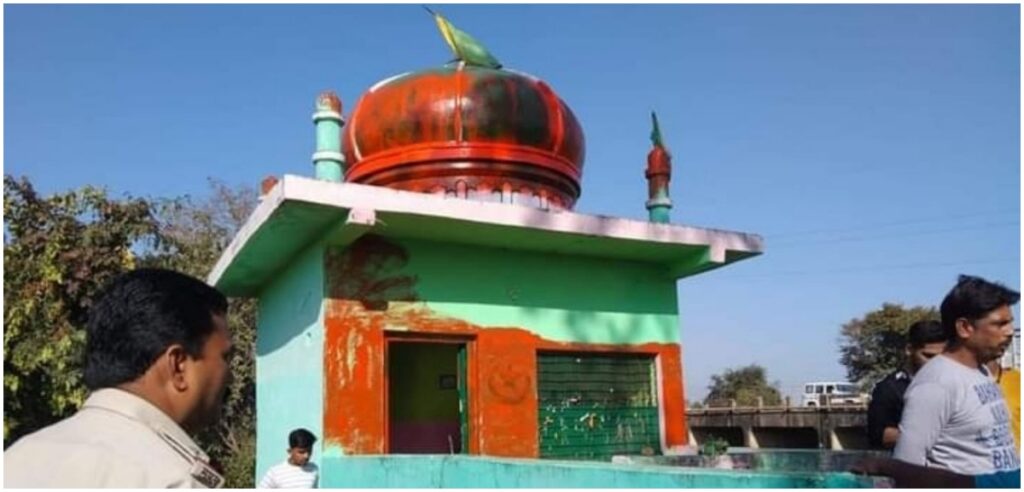 MP News: मध्य प्रदेश के नर्मदापुरम जिले में दरगाह को भगवा रंग में रंगा, पचमढी में भी हुई थी ऐसी ही घटना