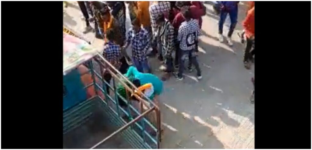 मध्य प्रदेश के अलीराजपुर में आदिवासी लड़कियों से सरेराह छेड़छाड़, सोशल मीडिया पर वायरल हुआ वीडियो