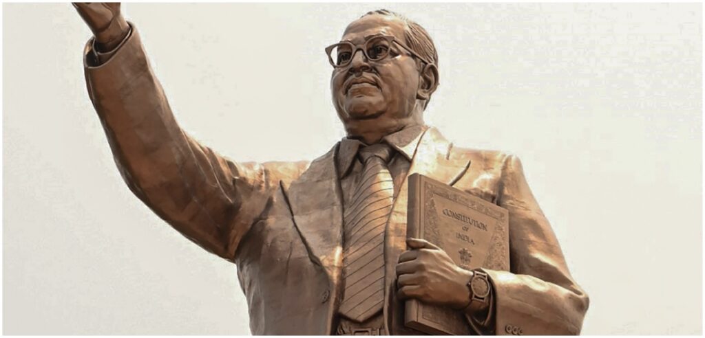 दिल्ली विश्वविद्यालय में डॉक्टर आंबेडकर के दर्शन को पाठ्यक्रम में रखने या हटाने पर क्यों है विवाद?