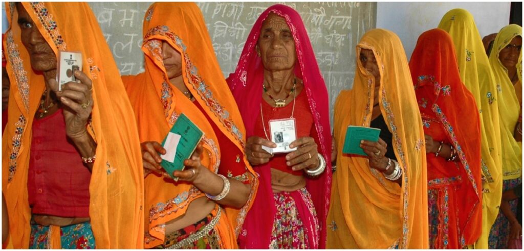 चुनाव आयोग ने किया लोकसभा चुनाव की तारीखों का ऐलान, सात चरण में होगा मतदान, यहां जानें आपके इलाके में कब होगी वोटिंग वोट डालने के लिए कतार में खड़ी महिलाएं.